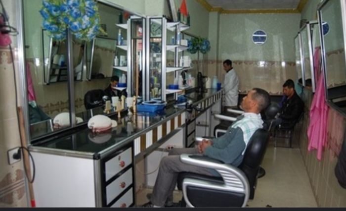  عصابة الحوثي تفرض جبايات جديدة على محلات الحلاقة