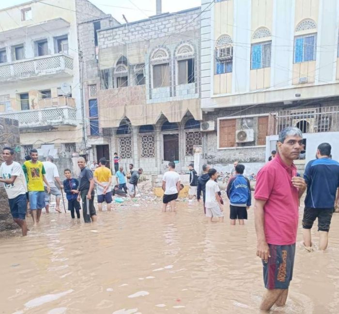  عدن .. منخفض جوي يُغرق مدينة كريتر