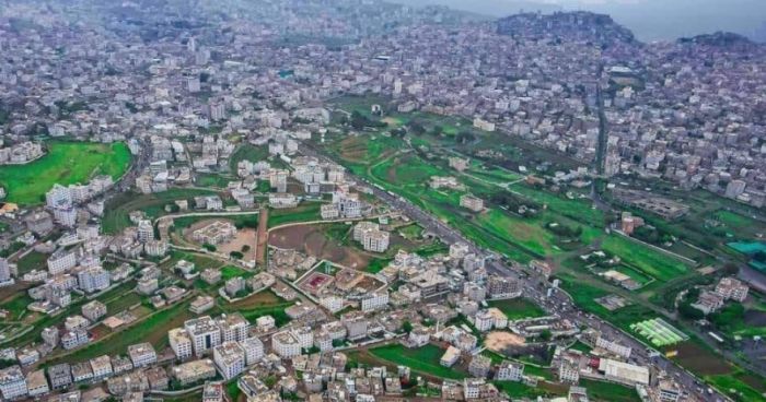 قيادي حوثي يقتحم مدرسة خاصة في إب وينهب إيراداتها 