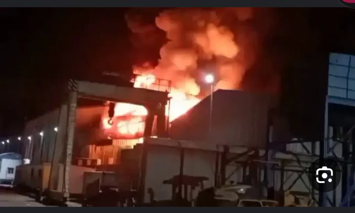  حريق ضخم بالقرب من ميناء المكلا