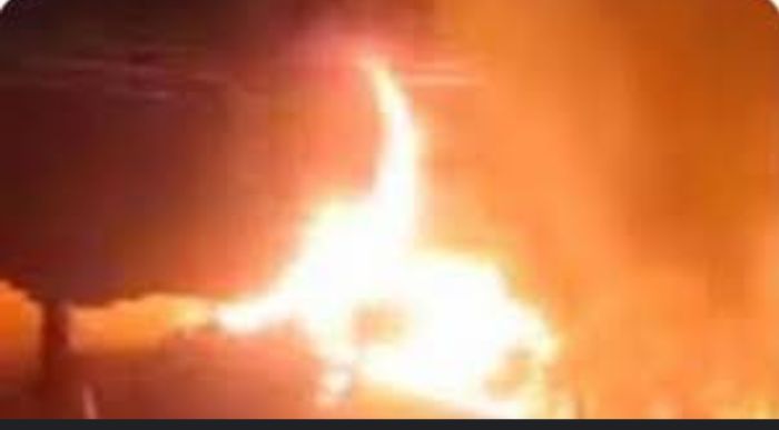  المهرة .. حريق هائل يلتهم مساكن المهمشين في مدينة الغيضة