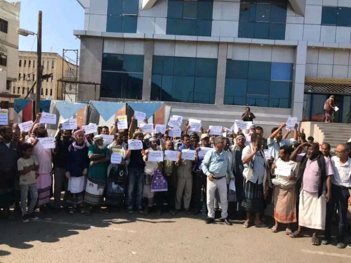  في وقفة احتجاجية امام قصر معاشيق .. الموظفون النازحون يطالبون الحكومة  بصرف رواتبهم وحقوقهم كاملة