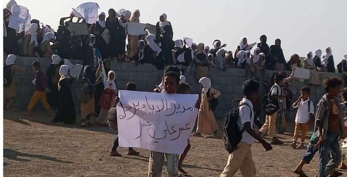  أولياء أمور طلاب يُغلقون  مدرسة في "ذوباب" ويمنعون مديرها من الدخول