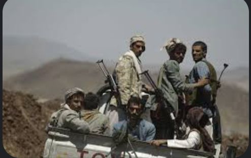  مسلحون حوثيون يتمردون على المليشيا في مارب بسبب نهبها مرتباتهم