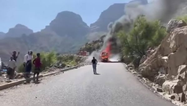 اندلاع حرائق في حافلة نقل الركاب بمحافظتي لحج وعدن في اليمن