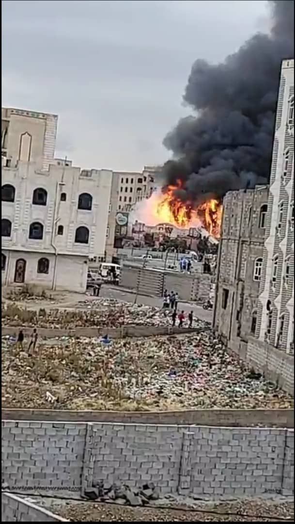  حريق كبير يلتهم محتويات مركز هايبر شملان بصنعاء
