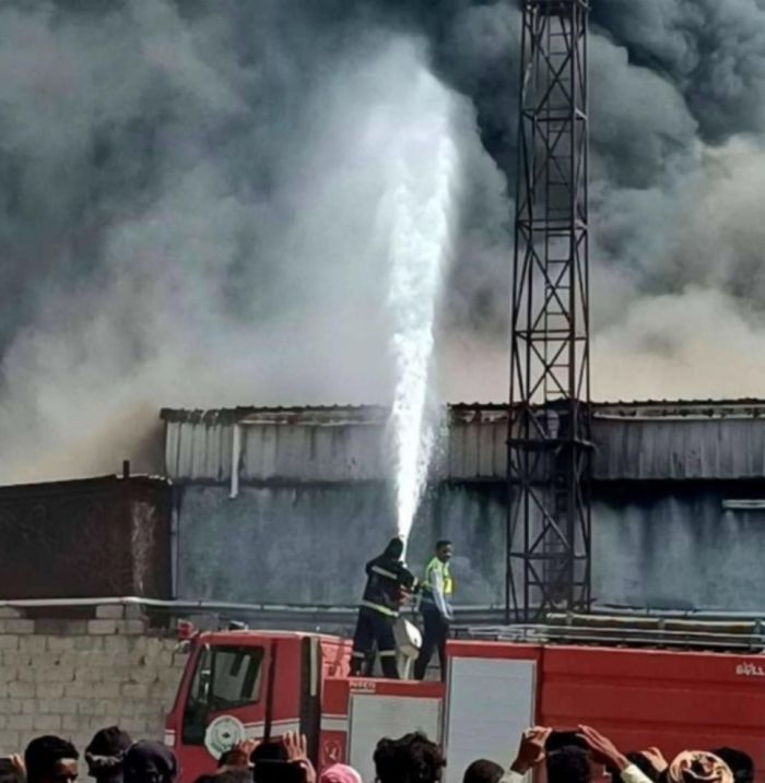 حريق يلتهم معاملًا لإنتاج العطور في مدينة الحديدة