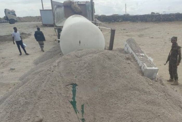  قادم من مناطق الحوثي .. أمن لحج يضبط صهريج غاز مخفي داخل شاحنة محملة "نيس"