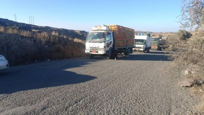 إغلاق الطريق الرابط بين عدن والبيضاء احتجاجا على عدم الصيانة