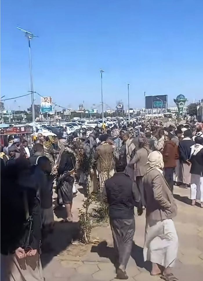  قبائل إب تتوافد إلى سبعين صنعاء وتنصب خيامًا احتجاجًا على اغتيال شيخ