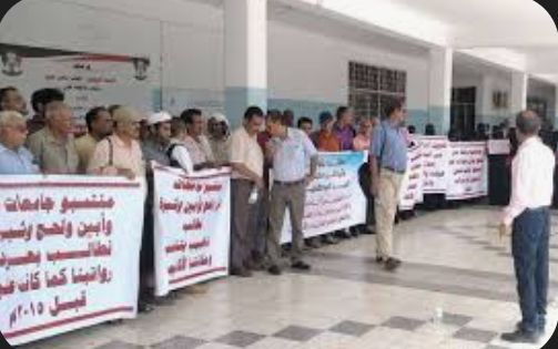  نقابة جامعات عدن ولحج وأبين وشبوة تمنح حكومة الشرعية مهلة شهر لتنفيذ مطالبها