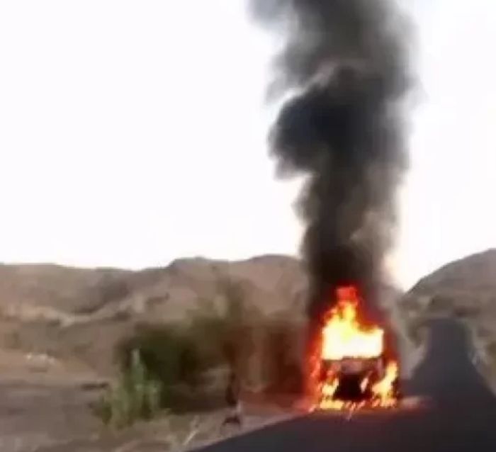  حريق يلتهم شاحنة نقل على خط مأرب-الجوبة-عفار