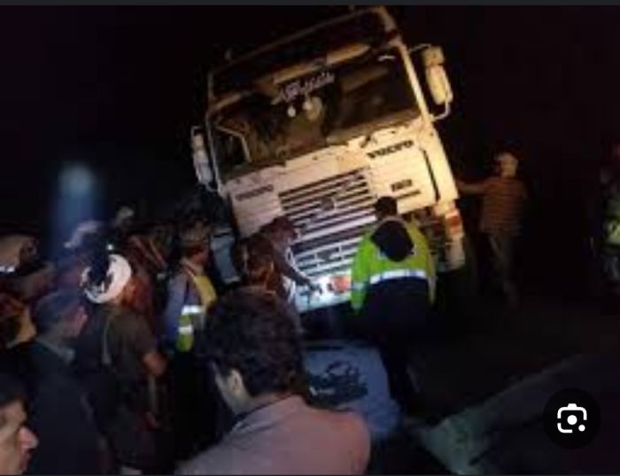  انقلاب شاحنة يتسبب بانقطاع طريق عمران- حجة- الحديدة