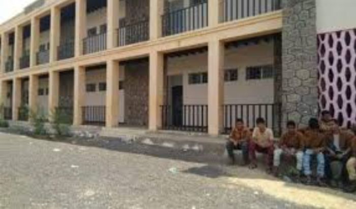  عدن .. إضراب شامل عن العمل  بالمدارس الحكومية بسبب انقطاع المرتبات