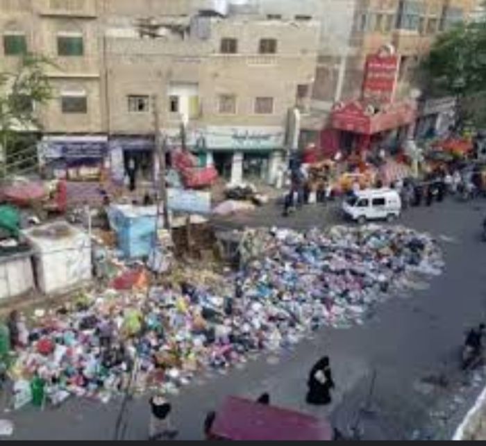  مخلفات القمامة تملأ الشوارع في عدن عقب إضراب عمال النظافة