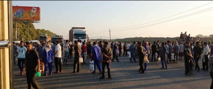  بعد منعهم من دخول المصنع .. عمال شركة درهم يحتجون على مليشيا الحوثي ويقطعون خط الحديدة-صنعاء