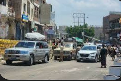 بسبب القصف الحوثي على المدينة .. تغيير مسار حركة المواطنين عبر المنفذ الشرقي بتعز