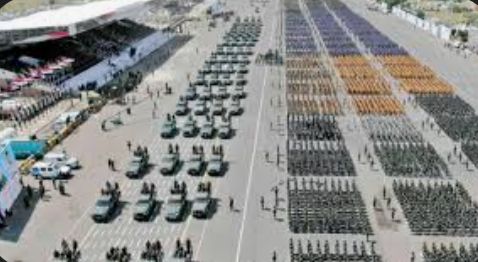  خبير عسكري: استعراضات الحوثي المسلحة هزلية والمشاركين يُجبرون على الحضور