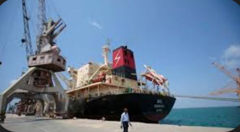  عصابة الحوثي تتسبب بإيقاف موانئ الحديدة ومفاقمة معاناة اليمنيين