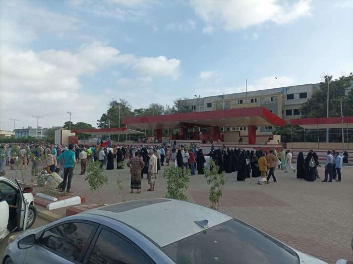 احتجاج المعلمين في عدن للمطالب بتسوية الوضع الوظيفي وصرف الرواتب بانتظام