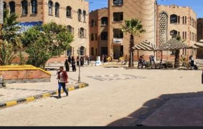  يخضع الطلاب لدورات عسكرية ومحاضرات طائفية .. جامعة ذمار مهددة بسحب الاعتراف بها بسبب عبث الحوثي