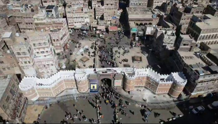  انتقادات لمشروع الترميم .. شعارات عصابة الحوثي تشوه تاريخ وتراث مدينة صنعاء القديمة