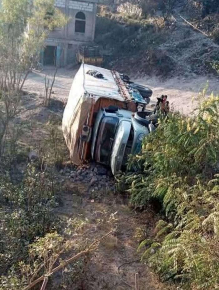  تهالك طريق الأقروض يتسبب بانقلاب عشرات الشاحنات