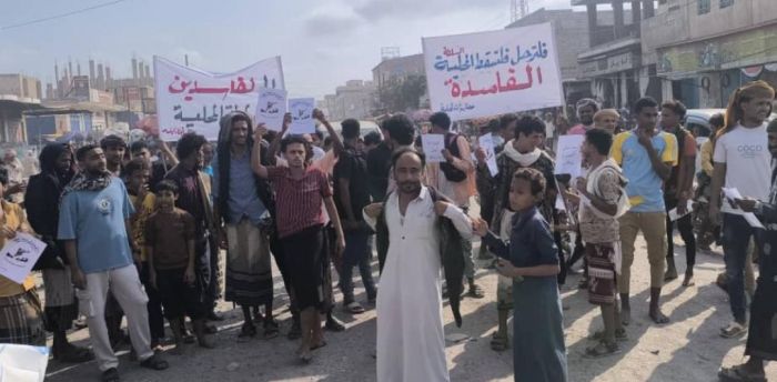  فيما ظلت عصابة متحوثة تنهب أراضي النازحين .. احتجاجات تندد بتردي الأوضاع و تطالب بإقالة مسؤولي مديرية حيس