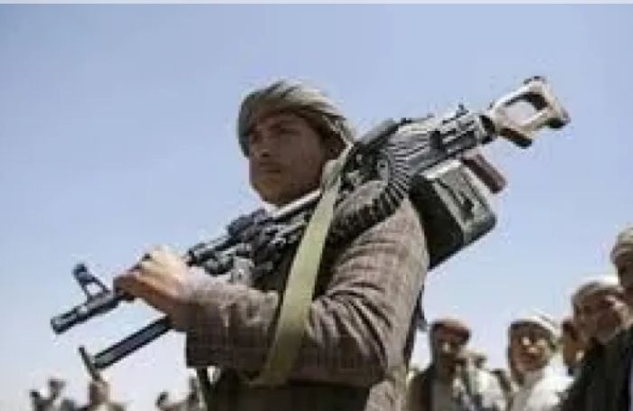 مسلح حوثي يقتل مواطنًا في إب