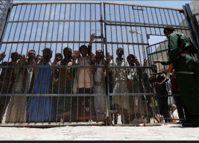  مليشيا الحوثي تفرج عن مئات السجناء في الحديدة مقابل تجنيدهم بصفوفها