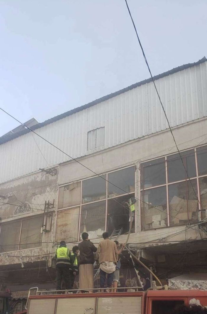 إصابة شخصين وخسائر مادية في حريق محل تجاري بصنعاء
