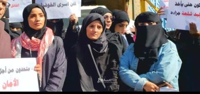 وقفة احتجاجية بتعز تطالب بالقبض على قاتل الشرعبي ومحاسبة نافذين يدعمون هروب "الشعلة"