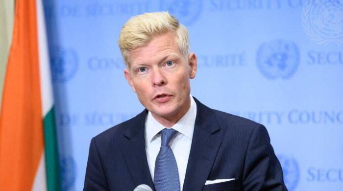 "صحفيون يمنيون ينتقدون لقاء المبعوث الأممي بمسؤول حوثي في معتقلات اليمن"