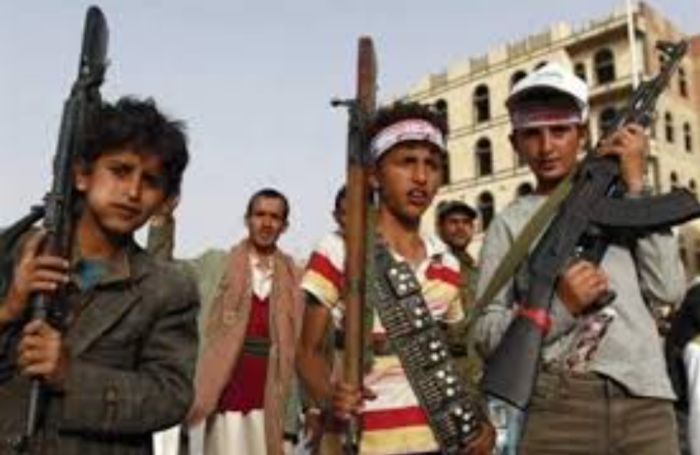  عصابة الحوثي تُجبر طلاب المدارس على المشاركة بدورات قتالية