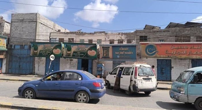  محلات تجارية تغلق أبوابها بعدن بسبب انهيار العملة وارتفاع الأسعار