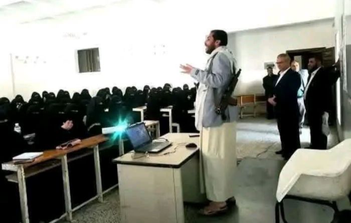  مشرف مسلح في جامعة إب .. عصابة الحوثي تواصل تجريف التعليم لصالح الخرافات الطائفية