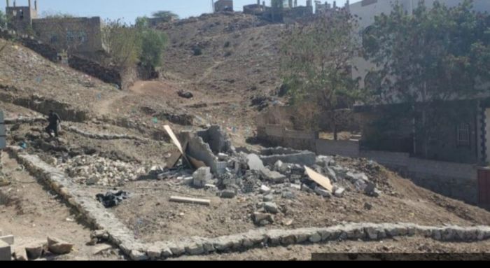  تعز .. نافذ عسكري يسوي منزلًا بالأرض في منطقة الدمينة وينهب محتوياته