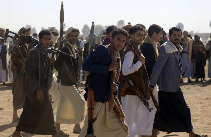  إجباري وبالقوة وتحت التهديد .. عصابة الحوثي تُجبر طلاب وطالبات الجامعات على القتال