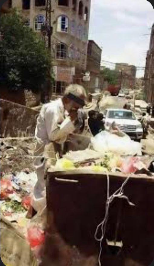 مصادر حقوقية: الحوثيون يدفعون نصف اليمنيين للبحث عن طعامهم في القمامة