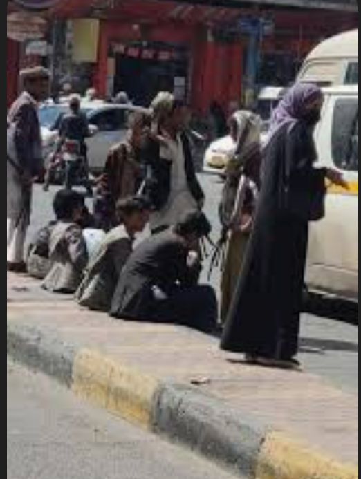  عصابة الحوثي ترغم المتسولين على المشاركة في دورات طائفية