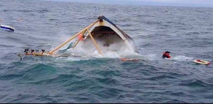  الحديدة .. غرق قارب صيد بالدريهمي على متنه صياد وطفل  منذ ثلاثه أيام