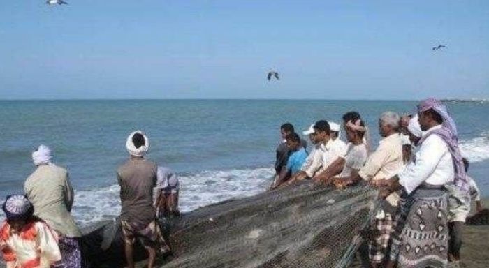  العثور على صياد بعد يوم من فقدانه مع آخرين في ساحل الحديدة