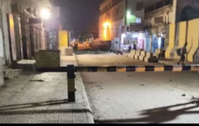  نقل بيع العملة من محلات الصرافة إلى السوق السوداء .. مركزي عدن يغلق طريقًا رئيسيًا بكريتر لوقف التدهور السريع للعملة الوطنية