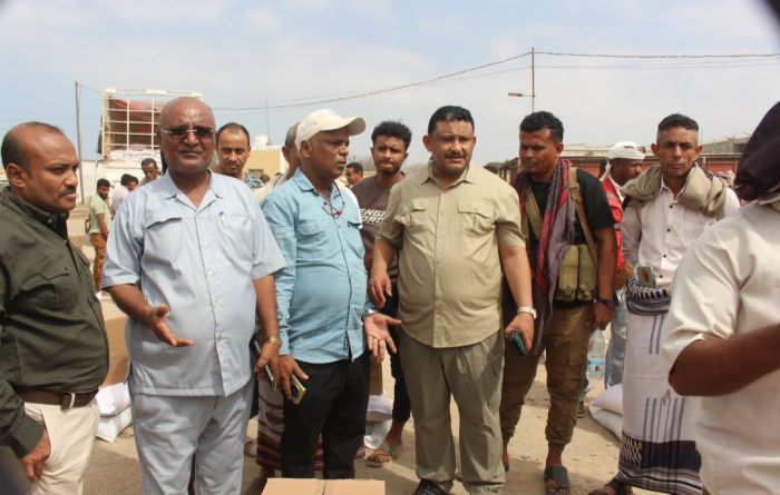  الوحدة التنفيذية للنازحين بالحديدة تدشن توزيع السلة الغذائية المقدمة من الصليب الأحمر