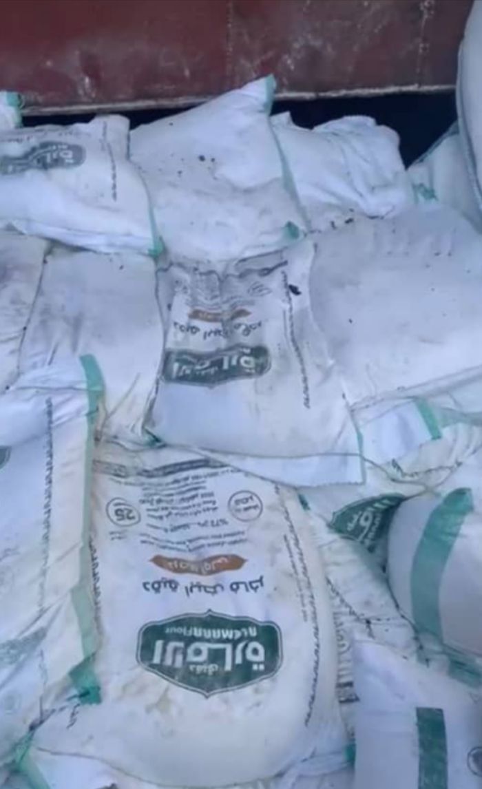  محاولات لتمرير شحنة دقيق فاسد إلى ميناء عدن والنائب العام يوجّه بفحص الشحنة