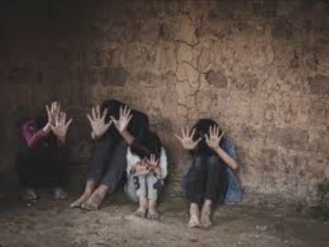  بررتها بأنها جريمة دولية.. ارتفاع جرائم الاتجار بالبشر في مناطق عصابة الحوثي