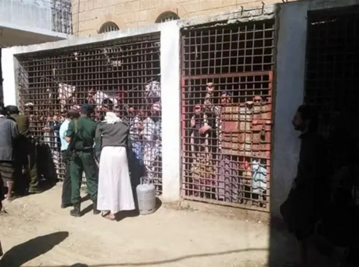  رفضت إطلاق سراحه رغم حكم براءته.. مقتل سجين تحت التعذيب في سجون عصابة الحوثي بصنعاء