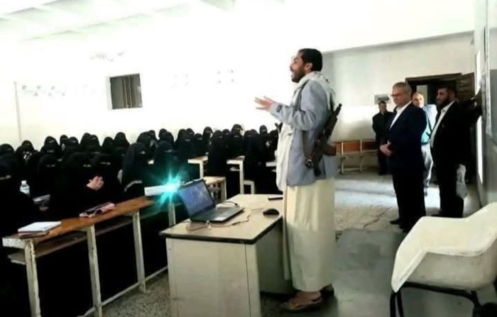  بسلاحه .. قيادي حوثي يحاضر طالبات جامعيات