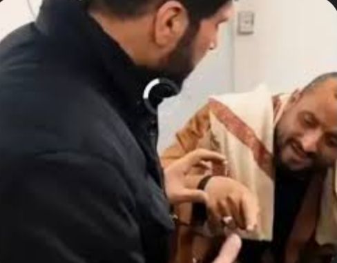 بعد فضيحته الأولى في لبنان .. قيادي حوثي يتندم على عدم تقبيل يد حارس نصر الله 