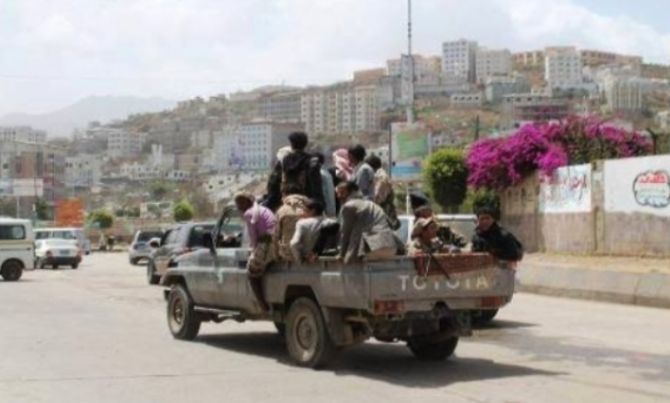  عصابة الحوثي تقتحم جامعًا في إب وتُنصب إمامًا مواليًا لها بالقوة